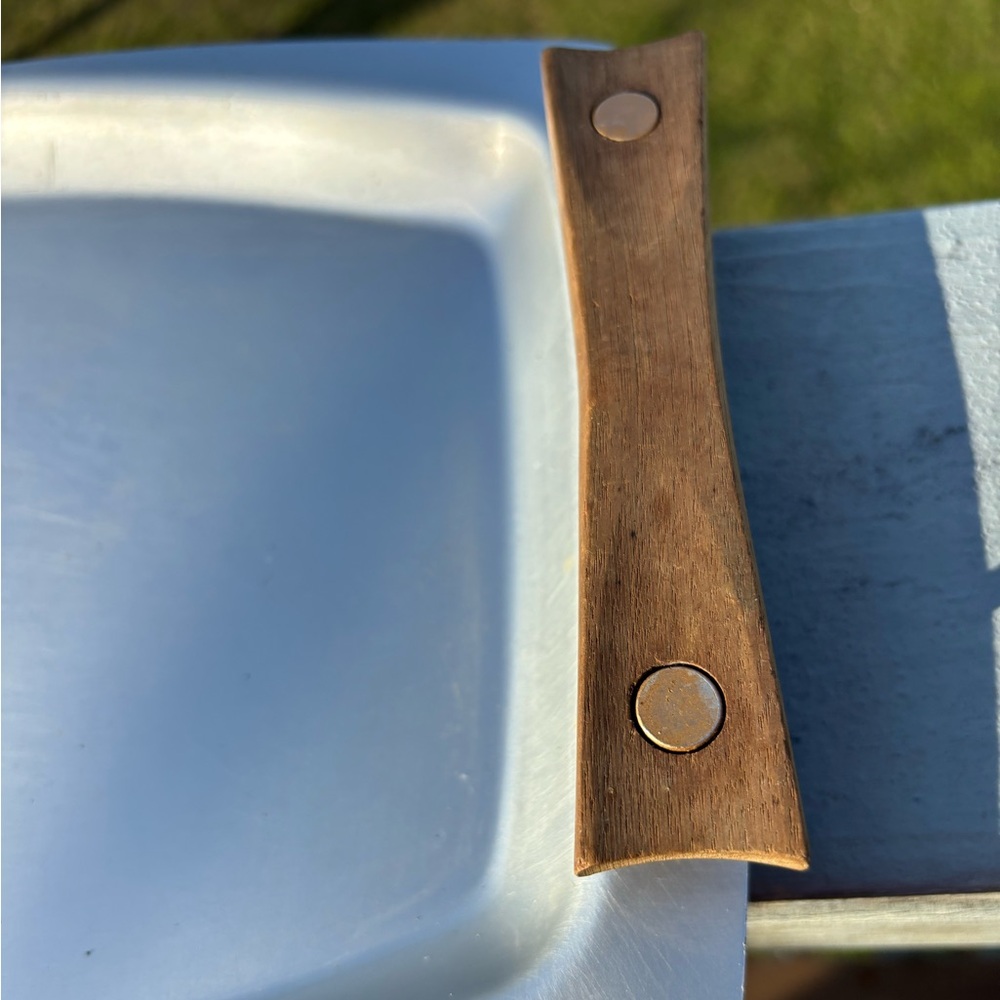 Vintage Mirro Medallion Serving Tray MCM Aluminum & Teak 1950s 1960s Atomic - Picture 4 of 14